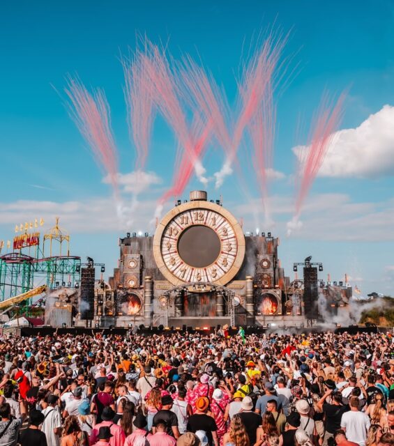 Welcome to @parookaville !  Dare to shoot some shirts 🤯🎊 #parookaville #w&w #tshirtgun #tshirtkanone 📸Parookaville