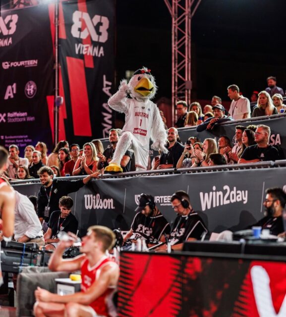 Vienna, I can’t heeeaaar youuu!  Mascot airwin @ @fiba3x3 world Tour 

Mascot 3x3 Vienna basketball
