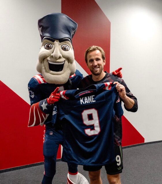 🏈 Was passiert, wenn die New England Patriots auf die Tormaschine des FC Bayern München treffen? ⚽️💥
Ein legendäres Crossover! Unser Pat Patriot und Harry Kane bringen das Beste aus der NFL und der Bundesliga zusammen. Bei dieser Trikotübergabe verschmelzen Foxborough und München zu einer Einheit. Zwei Sportwelten, maximaler Respekt. 🤝👕
Teile diesen Beitrag mit einem Fan, der diese geniale Kombi aus Football und Fußball unbedingt sehen muss! 🚀👇
#HarryKane #Patriots #FCBayern #NFLDeutschland #trikottausch