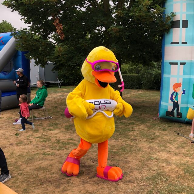 Quack, quack! 🦆💦 Dürfen wir vorstellen? Unser neues Lieblings-Maskottchen! Ab sofort immer mit dabei und sorgt garantiert für gute Laune. 💛 Aber ein wichtiges Detail fehlt noch... Wie sollen wir ihn/sie nennen? Schreibt eure besten Namensvorschläge in die Kommentare! 👇