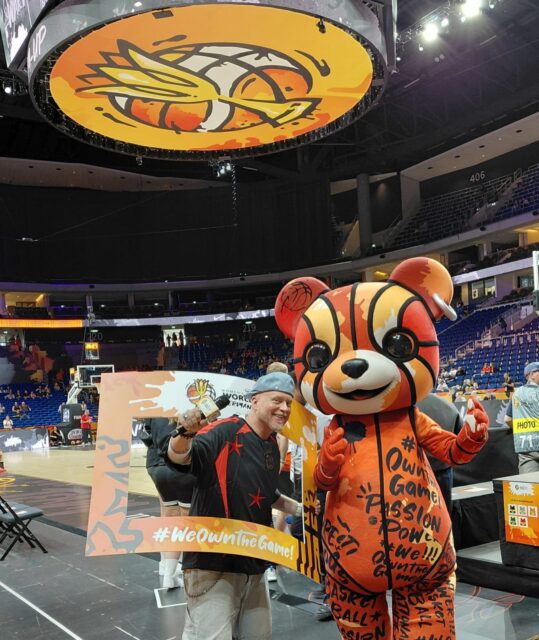 Greetings from Berlin 🏀 w/  our friend @markusfloth 🎤

Bearlina Maskottchen mascot Fiba Worldcup berlin