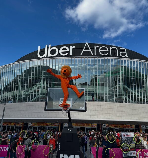Grüße von der @fibawwc Fanzone in Berlin 🏀 - mittendrin auch die @ing.deutschland 🦁